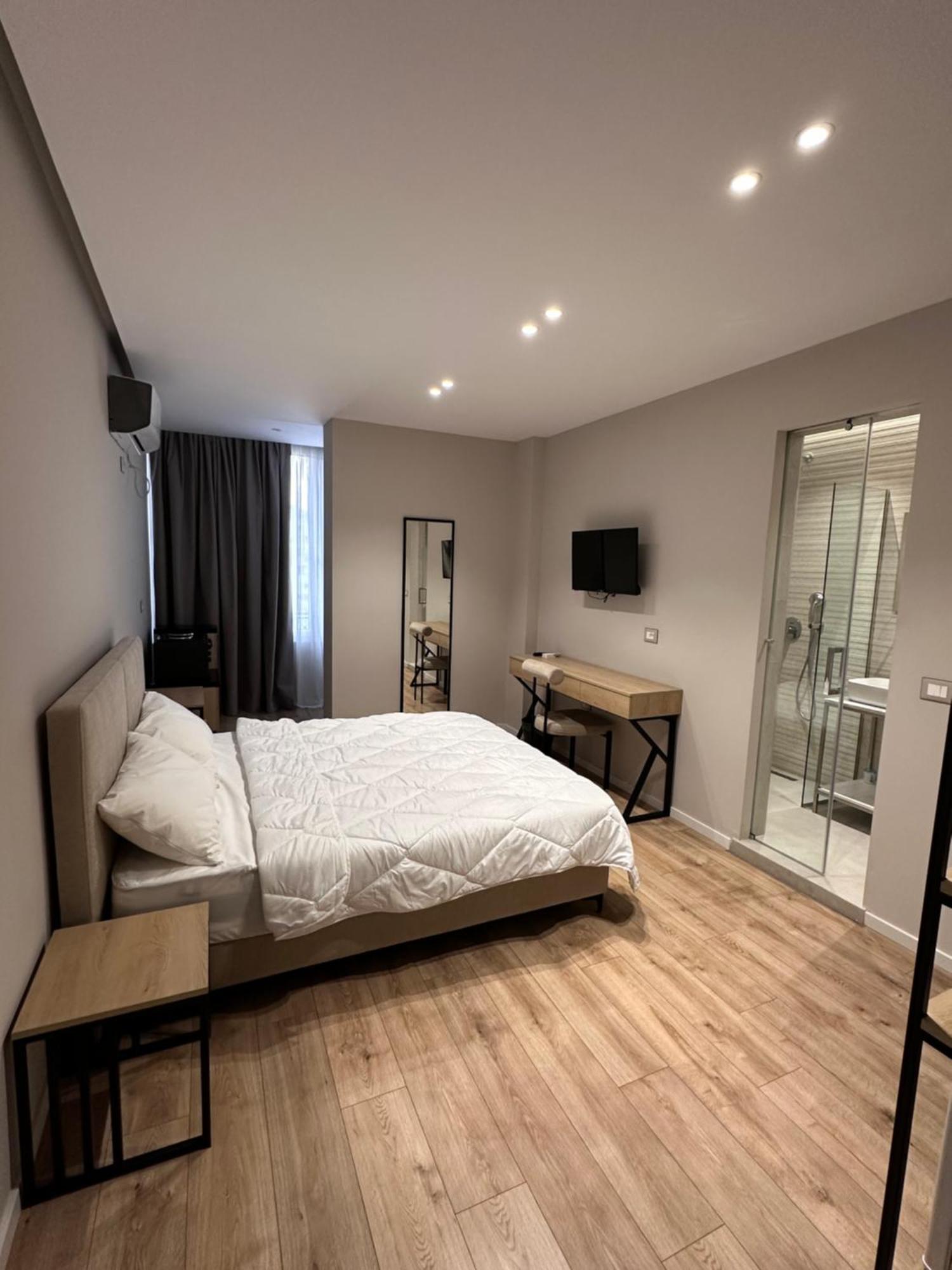 Amazon 8 Guesthouse Tirana Exteriör bild