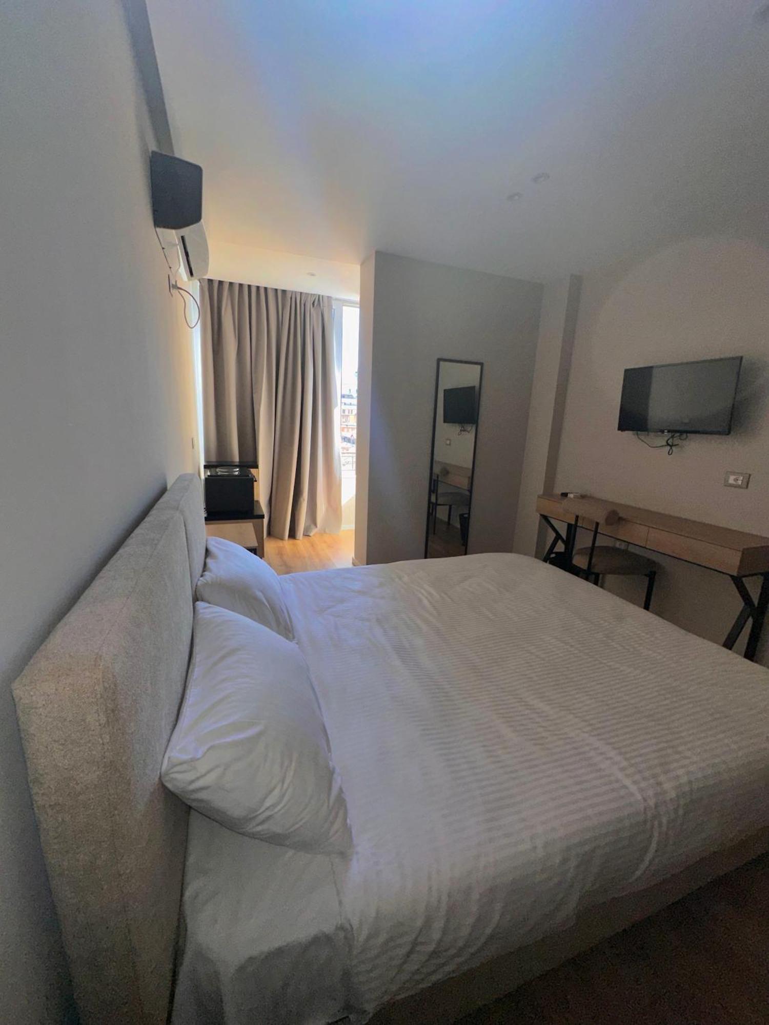 Amazon 8 Guesthouse Tirana Exteriör bild