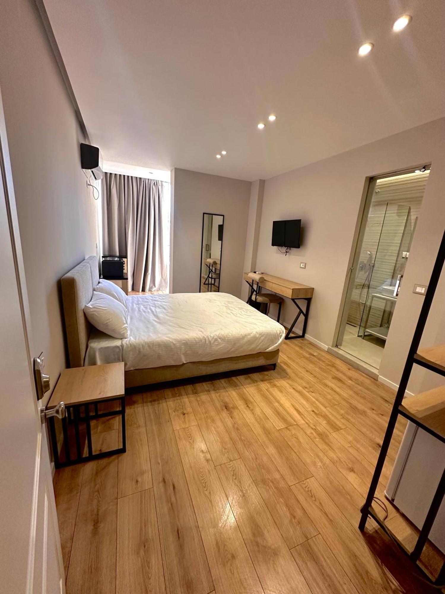Amazon 8 Guesthouse Tirana Exteriör bild