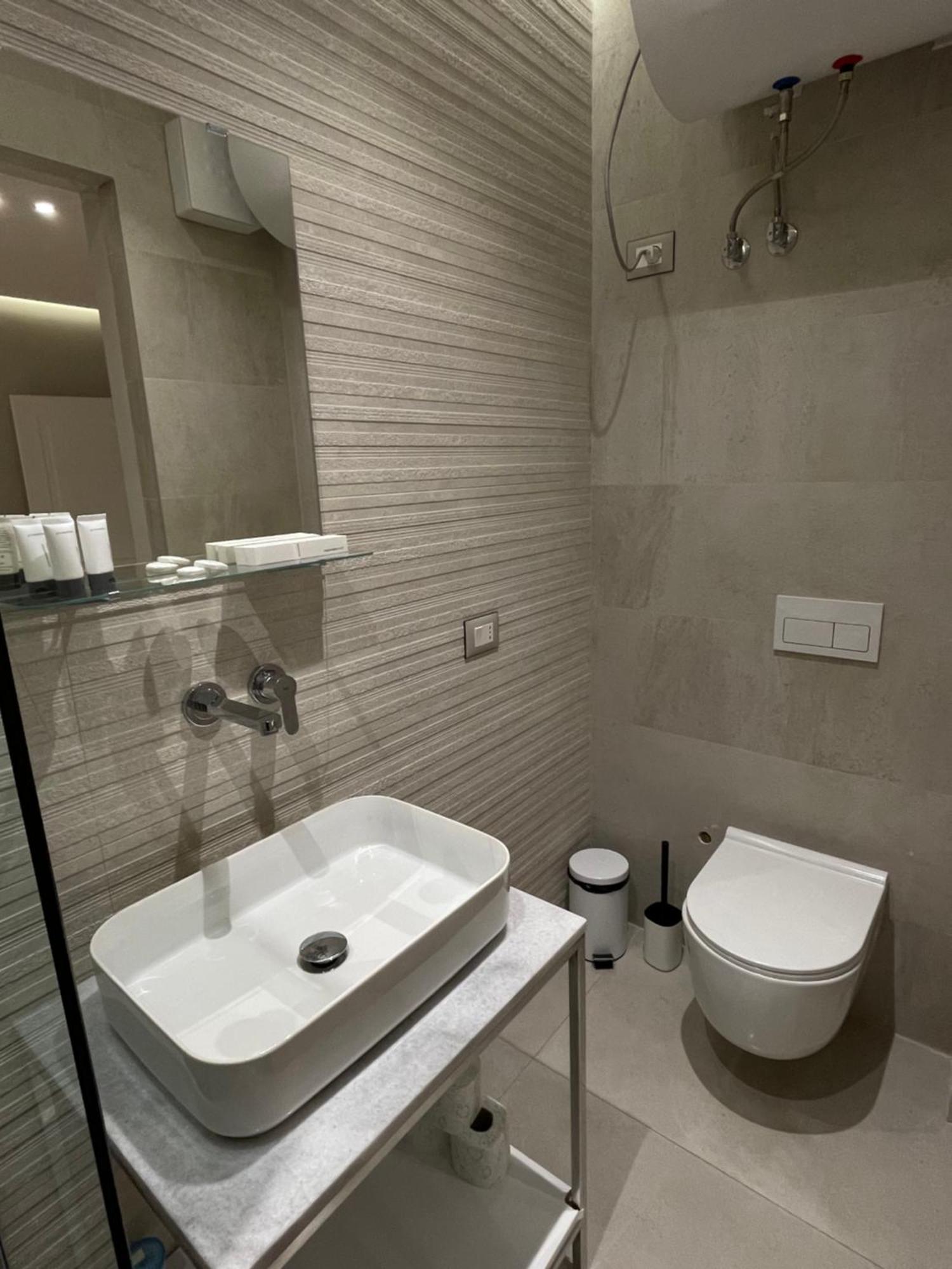 Amazon 8 Guesthouse Tirana Exteriör bild