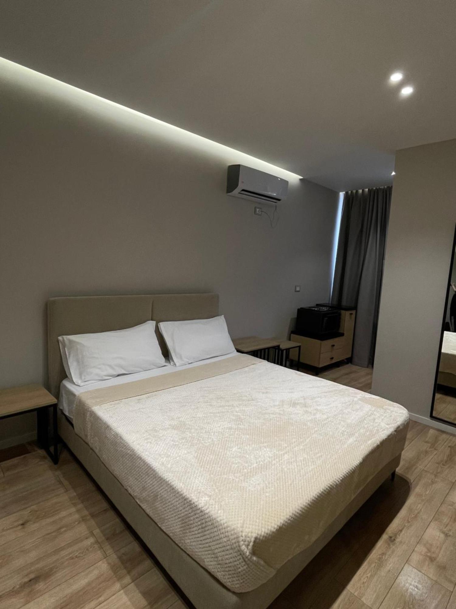 Amazon 8 Guesthouse Tirana Exteriör bild